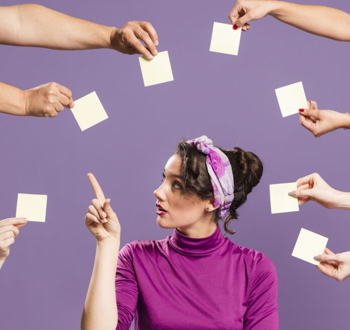 woman-surrounded-by-hands-sticky-notes-picking-empty-note El 61 % elige entre recomendaciones digitales sin revisar alternativas