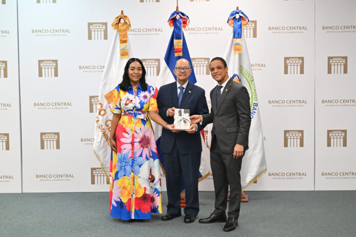 1 Banco Central dona obras literarias a la Biblioteca Abigaíl Mejía del Ministerio de la Mujer