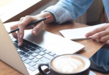 Periodistas cambian su forma de escribir para demostrar que sus textos no fueron creados con IA