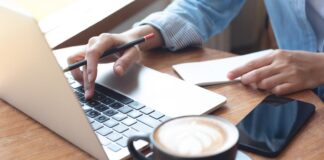 Periodistas cambian su forma de escribir para demostrar que sus textos no fueron creados con IA