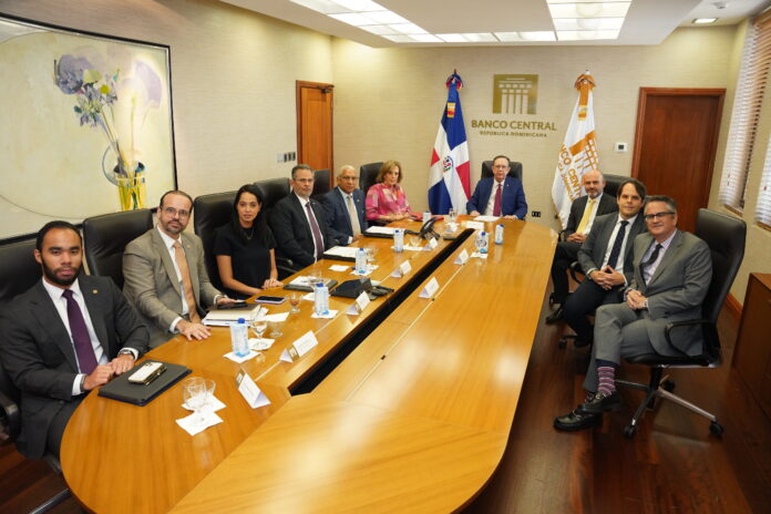 Gobernador Valdez Albizu recibe a representantes de J.P. Morgan interesados en expandir inversiones en República Dominicana
