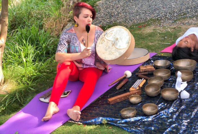 Eyra Peralta en una de sus sesiones holísticas