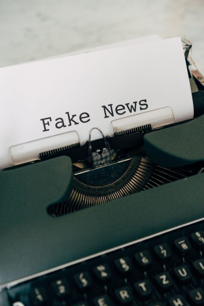 cómo nos convertimos en amplificadores de información falsa