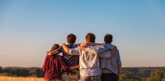 Casi la mitad de los adultos oculta aspectos importantes de su vida a sus amigos cercanos