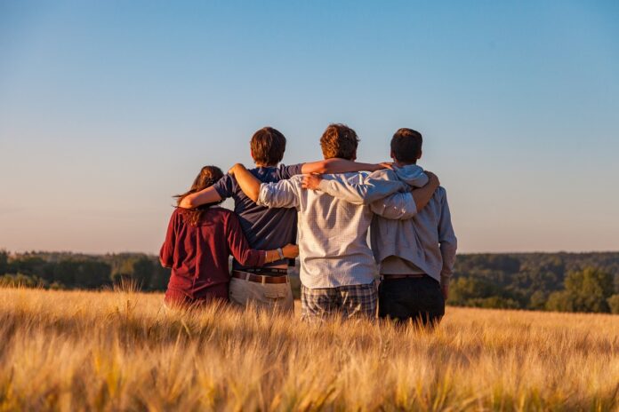Casi la mitad de los adultos oculta aspectos importantes de su vida a sus amigos cercanos