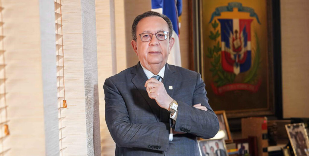 Presidente Abinader confirma a Héctor Valdez Albizu como gobernador del Banco Central por dos años