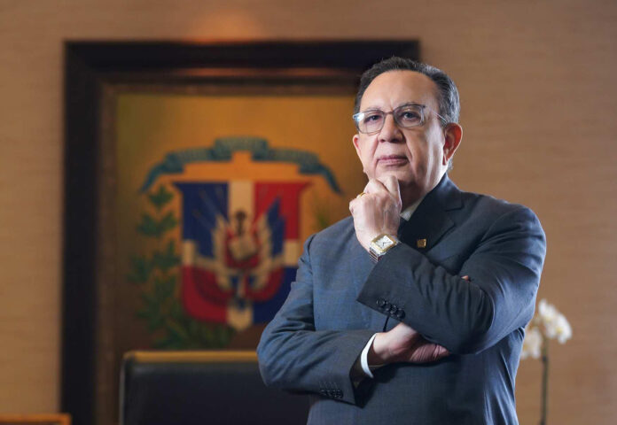 Presidente Abinader confirma a Héctor Valdez Albizu como gobernador del Banco Central por dos años