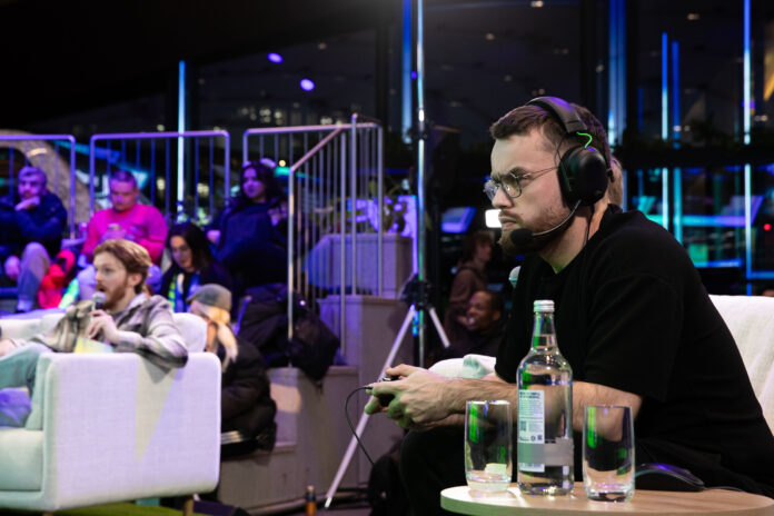 Samsung-TVs and Displays-S90F TVs-Odyssey OLED G6-Samsung OLED FC_dl10 Samsung lleva la experiencia gamer a una batalla de milisegundos