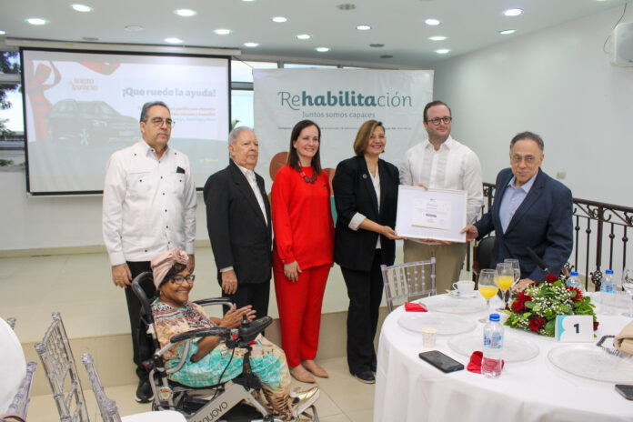 1 Entrega del reconocimiento a Autozama, por apoyar la causa de Rehabilitación de manera histórica.