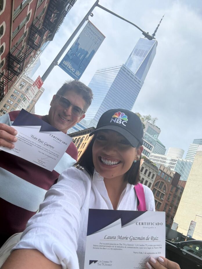 IVAN RUIZ Y LAURA GUZMAN muestran sus certificados de participacion